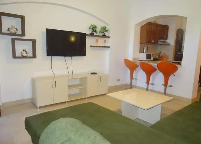 Warm One Bedroom At West Golf Y62 Daire